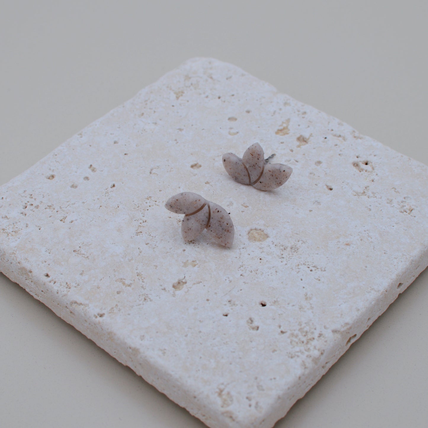 Ohrstecker Lotus beige