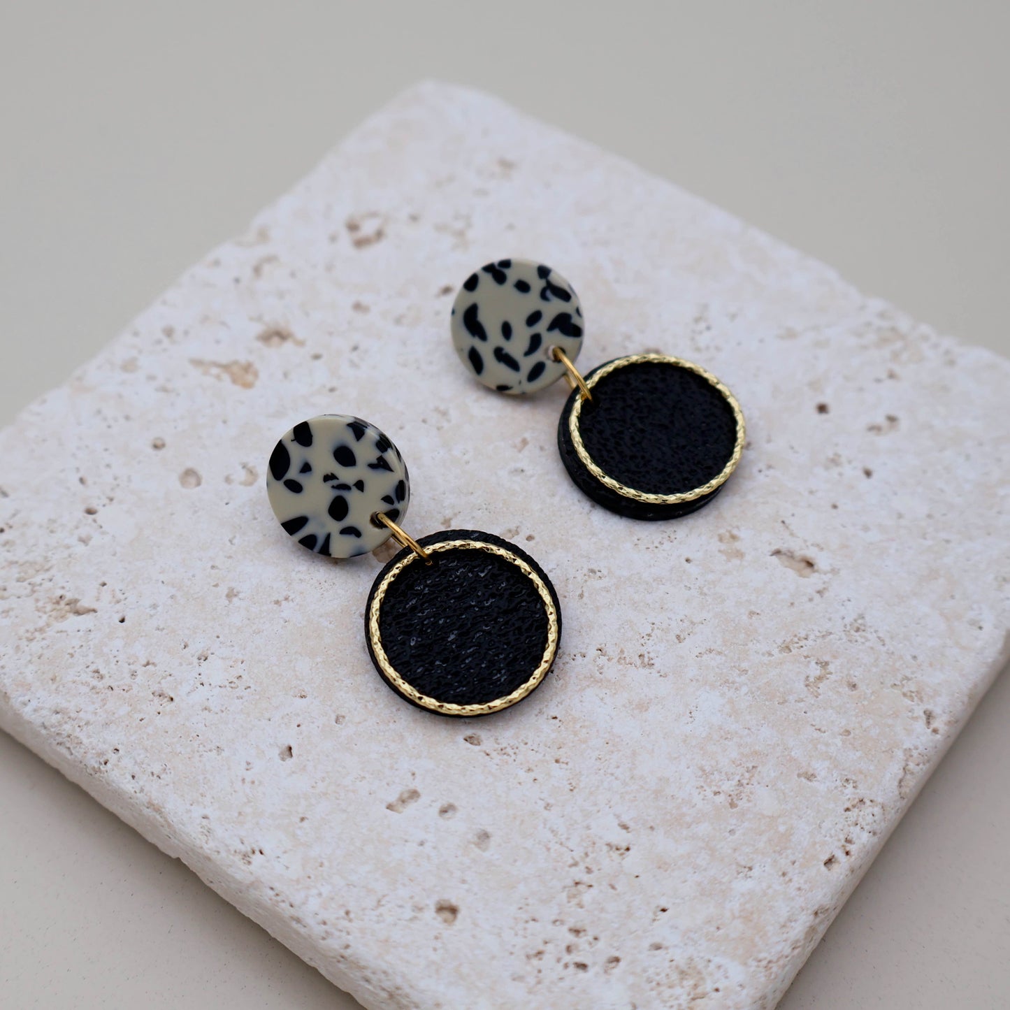 Ohrringe Terrazzo schwarz Goldring